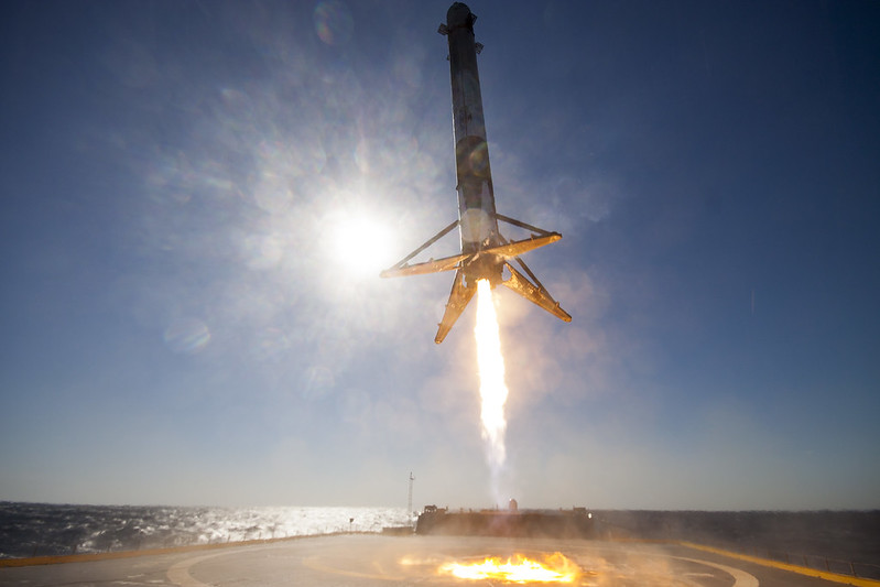 無人船に着陸するFalcon9 1段目